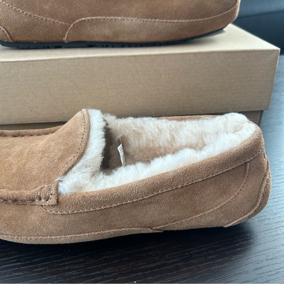 UGG KIDS ASCOT SUEDE SLIPPERS - Picture 3 of 7